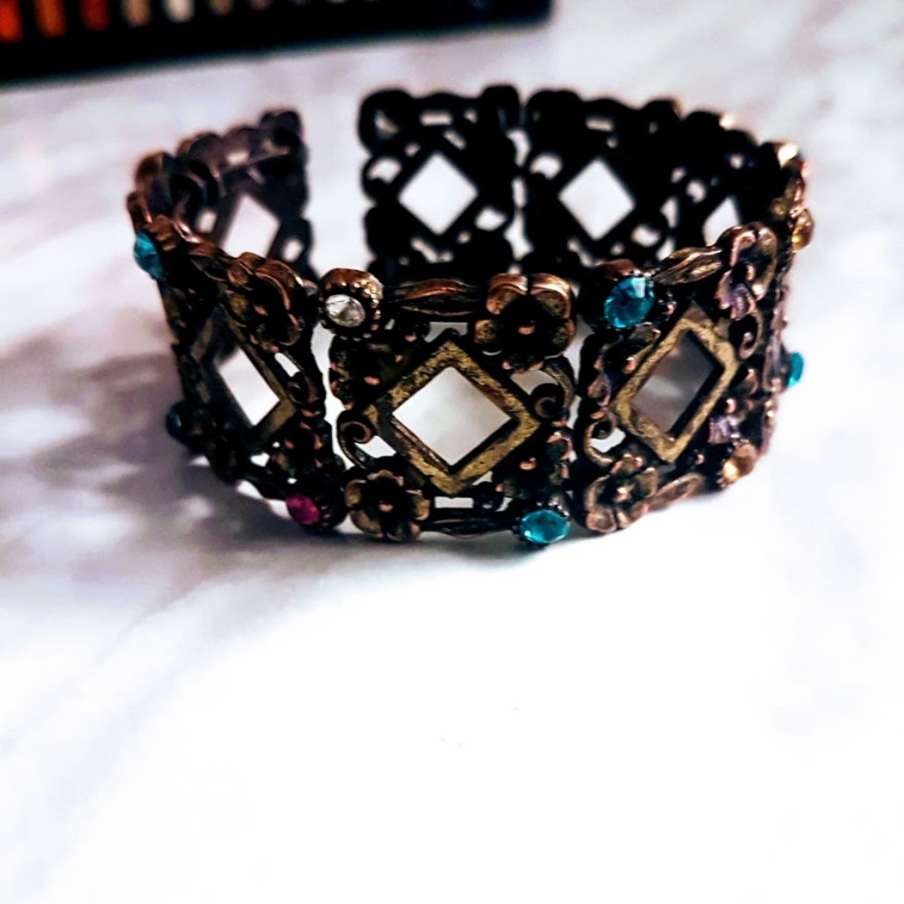 #J8 Floral Design Snap On Bracelet - Picture 1 of 8